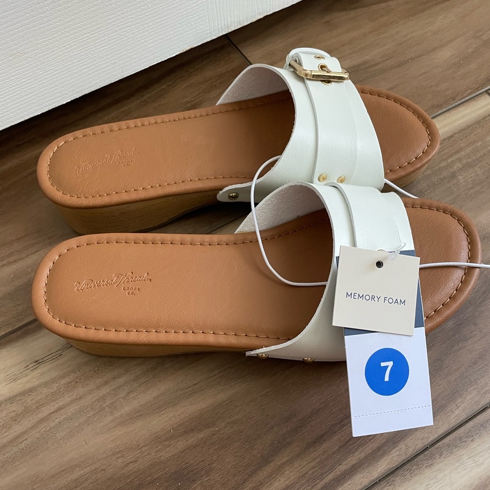 NWT Universal Thread Womens White Platform Sandals, size 7